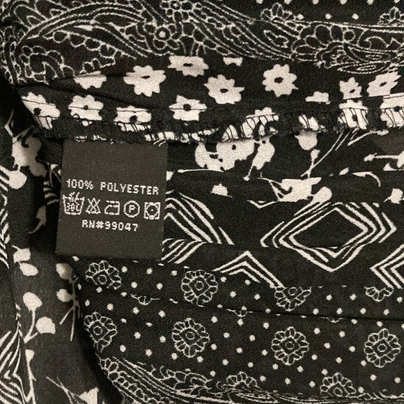 Piano pleated boho style sleeveless blouse blue, black & white SIze Medium - Picture 8 of 9